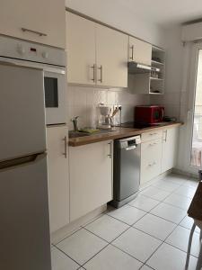 Kuchyňa alebo kuchynka v ubytovaní Parking privé gratuit, balcon, 2 chambres