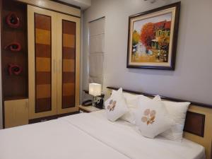 Postel nebo postele na pokoji v ubytování Luxeden Hotel Hanoi