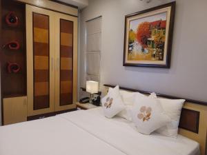 Postel nebo postele na pokoji v ubytování Luxeden Hotel Hanoi