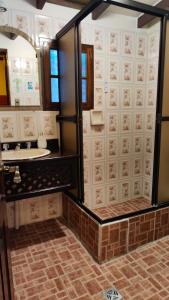 a bathroom with a shower and a sink at "HOTEL BOUTIQUE LA MAISON DE LA BOLIVIE" Casa de Huéspedes in La Paz +99 photos