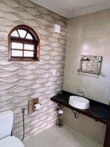 une salle de bains avec lavabo et toilettes dans l'établissement Vista da Serra, à Lavras Novas 42 autres photos