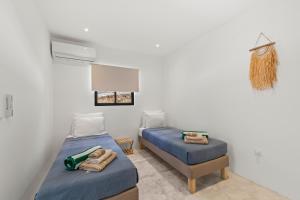 twee bedden in een kamer met blauwe lakens bij SERU40 Appartement 2 in Willemstad +15 foto's