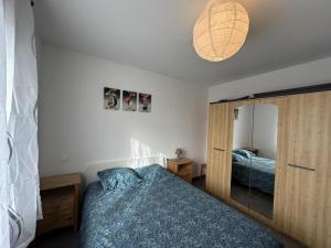 a bedroom with a bed and a large mirror at Capcos in Escource