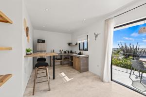 een keuken met een tafel en uitzicht op de oceaan bij SERU40 Appartement 2 in Willemstad