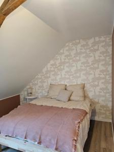 a bed in a room with a wall at O centre in Steenvoorde