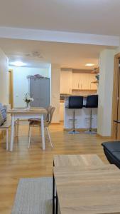 a living room with a table and a kitchen at Quiñon de la Partacua Escarrilla in Escarrilla