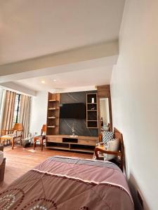 a bedroom with a bed and a tv in a room at Casona Ancestral in Huaraz