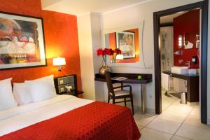 Letto o letti in una camera di Best Western Plus Grand Hotel Victor Hugo
