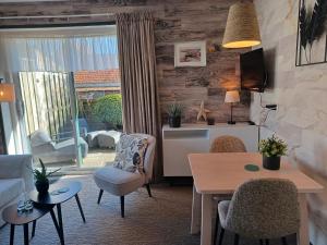 Posezení v ubytování Hotel Dichtbijzee