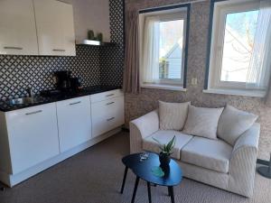 Kuchyň nebo kuchyňský kout v ubytování Hotel Dichtbijzee