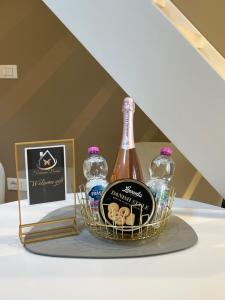a basket with a bottle of wine and other bottles at Vanessa Home in Burano