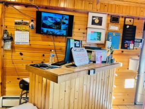 Televisyen dan/atau pusat hiburan di Wisconsin-Aire Motel By OYO Random Lake