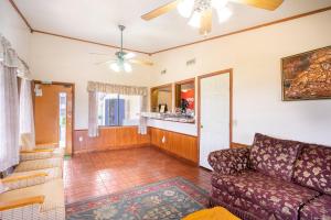 a living room with a couch and a kitchen at OYO Hotel Daleville AL Hwy 84 in Daleville +38 photos