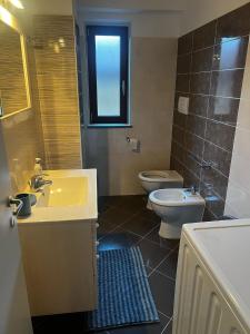 ein Badezimmer mit Waschbecken und Toilette in der Unterkunft Castellabate Apartments Casa dell'Arco in Castellabate + 4 Fotos