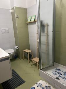 ein Badezimmer mit Dusche und Toilette in der Unterkunft Castellabate Apartments Casa dell'Arco in Castellabate