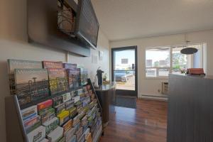 a room with a bunch of books on a wall at OYO Hotel St Helens OR in Saint Helens +37 photos