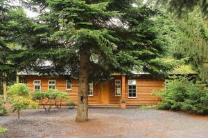 Taman di luar Scots Pine Lodge