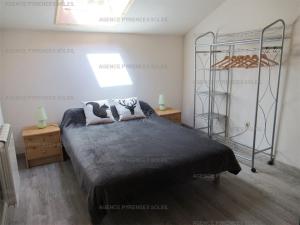 una camera da letto con un letto e un rack di metallo di Chalet 6 pers, 2 chambres, parking, Les Angles - FR-1-295-159 a Les Angles
