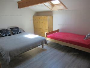 una camera da letto con un letto e un pavimento in legno di Chalet 6 pers, 2 chambres, parking, Les Angles - FR-1-295-159 a Les Angles