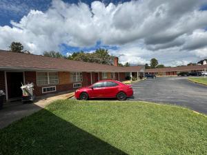 un coche rojo estacionado frente a una casa en Travel Inn By OYO Danville US-29, en Danville 21 fotos más