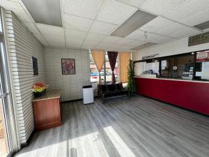 una sala de espera con barra y sillas en un edificio en Travel Inn By OYO Danville US-29, en Danville