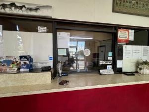 una ventana de la tienda con una botella de agua en el mostrador en Travel Inn By OYO Danville US-29, en Danville