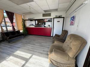 una sala de espera con dos sillas y un mostrador en Travel Inn By OYO Danville US-29, en Danville