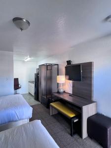 Postel nebo postele na pokoji v ubytování OYO Garden Inn and Suites Pearsall I-35 East