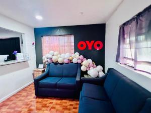 Posezení v ubytování OYO Garden Inn and Suites Pearsall I-35 East