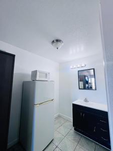 Kuchyň nebo kuchyňský kout v ubytování OYO Garden Inn and Suites Pearsall I-35 East + 17 fotografií