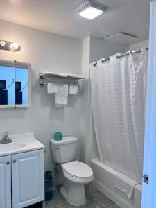 Koupelna v ubytování OYO Garden Inn and Suites Pearsall I-35 East
