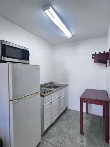 Kuchyň nebo kuchyňský kout v ubytování OYO Garden Inn and Suites Pearsall I-35 East
