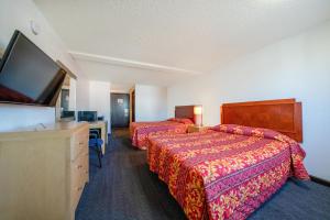 Postel nebo postele na pokoji v ubytování Unicorn Inn by OYO Portland