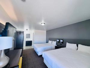 Postel nebo postele na pokoji v ubytování OYO Garden Inn and Suites Pearsall I-35 East