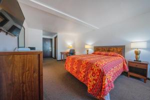 Postel nebo postele na pokoji v ubytování Unicorn Inn by OYO Portland