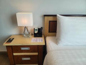 Postel nebo postele na pokoji v ubytování Luxeden Hotel Hanoi