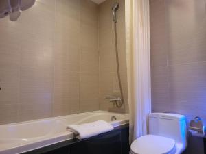 Koupelna v ubytování Luxeden Hotel Hanoi