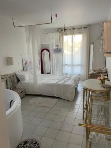 Giường trong phòng chung tại Love room Les Tourtereaux