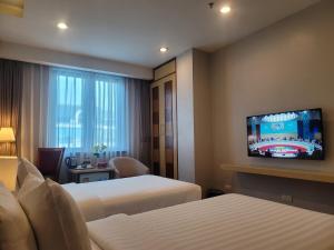 Postel nebo postele na pokoji v ubytování Luxeden Hotel Hanoi