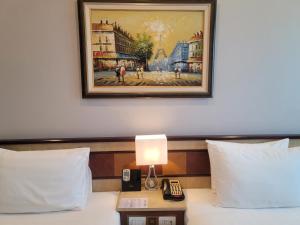 Postel nebo postele na pokoji v ubytování Luxeden Hotel Hanoi