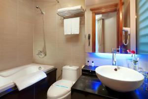 Koupelna v ubytování Luxeden Hotel Hanoi