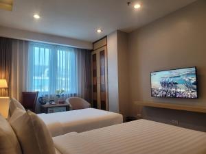 Postel nebo postele na pokoji v ubytování Luxeden Hotel Hanoi