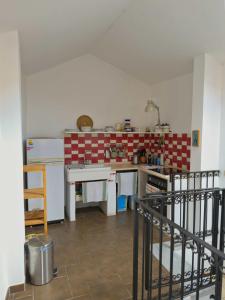 eine Küche mit Spüle und Arbeitsplatte in der Unterkunft Sardinian Gallery Seminario in Bosa