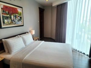 Postel nebo postele na pokoji v ubytování Luxeden Hotel Hanoi