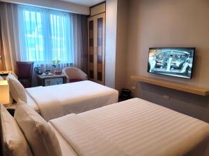 TV a/nebo společenská místnost v ubytování Luxeden Hotel Hanoi