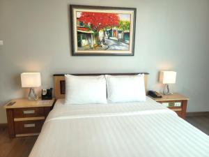 Postel nebo postele na pokoji v ubytování Luxeden Hotel Hanoi