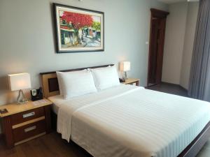 Postel nebo postele na pokoji v ubytování Luxeden Hotel Hanoi