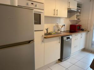 Kuchyňa alebo kuchynka v ubytovaní Parking privé gratuit, balcon, 2 chambres