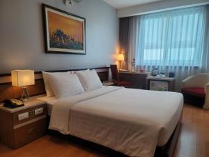 Postel nebo postele na pokoji v ubytování Luxeden Hotel Hanoi