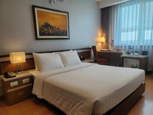 Postel nebo postele na pokoji v ubytování Luxeden Hotel Hanoi